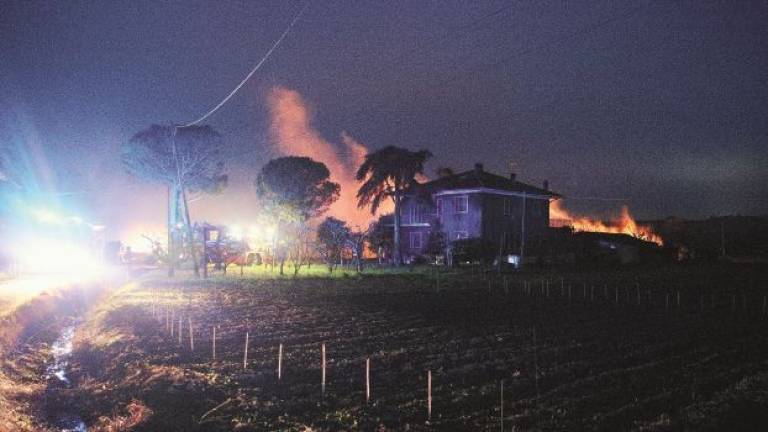 Un devastante incendio distrugge tre edifici a uso agricolo a Savignano