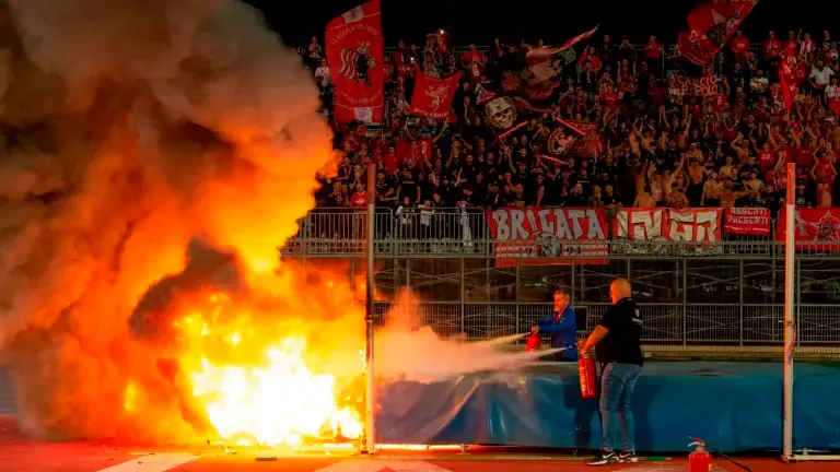 Il materassone del salto in alto andato a fuoco durante Rimini-Perugia del 23 settembre 2023