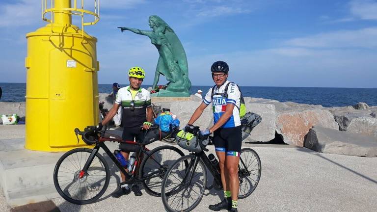 Adriatico-Atlantico sola andata: i due super ciclisti ora puntano verso i Pirenei