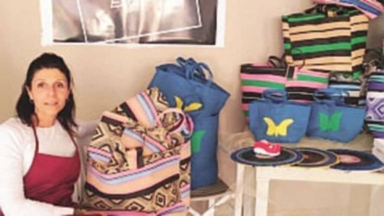 Cattolica, compra borse dai rifugiati in Niger per donarle ai suoi clienti