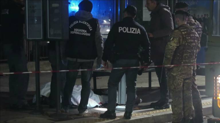Rimini. Ucciso a coltellate davanti alla stazione: caccia all'assassino per tutta la notte VIDEO