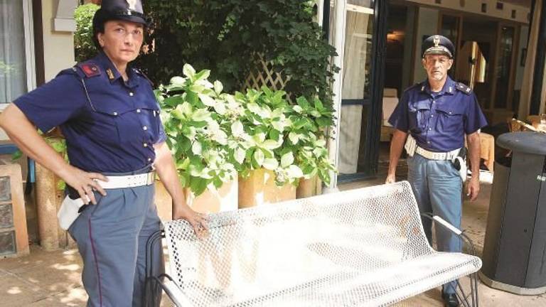 Molesta 13enne su una panchina a Bellaria, volontario delle scuole arrestato per violenza sessuale