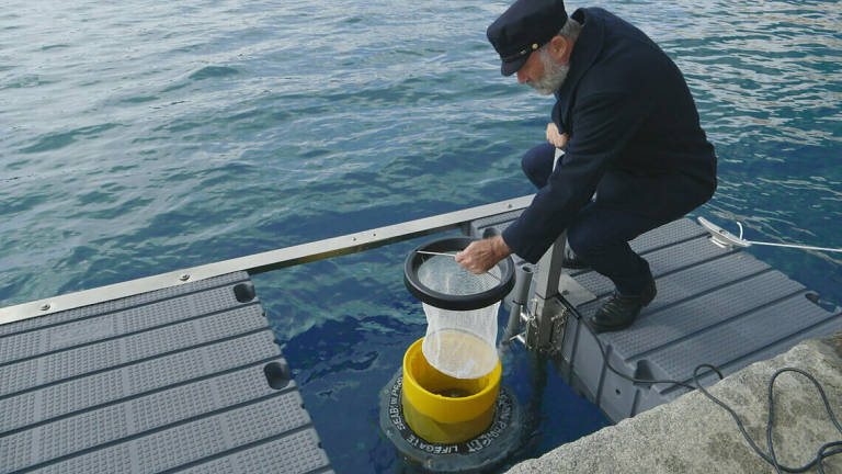 Capitan Findus a Cesenatico raccoglie plastica in mare