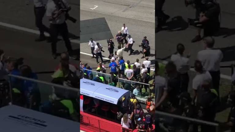 MotoGp, ritirato il 46 di Valentino Rossi tra i cori dei tifosi al Mugello VIDEO
