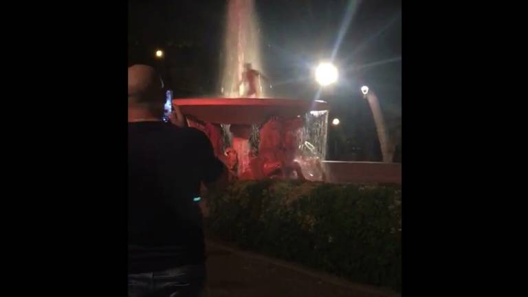 Rimini, festa per l'Italia: balla nudo nella Fontana dei 4 cavalli