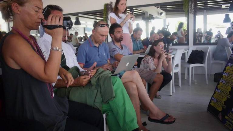 Selfie e politica. Salvini a Cervia per presentare la festa della Lega elogia il modello turistico romagnolo