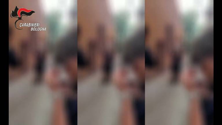 Medicina, due 15enni si picchiano mentre gli amici li filmano: parte una denuncia per lesioni VIDEO