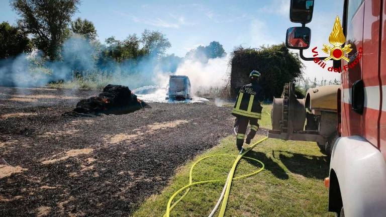 Cesena, incendio a ridosso della Secante: macchina agricola a fuoco