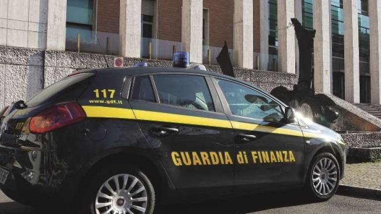 Abusivismo finanziario e truffa: otto ordinanze di custodia cautelare