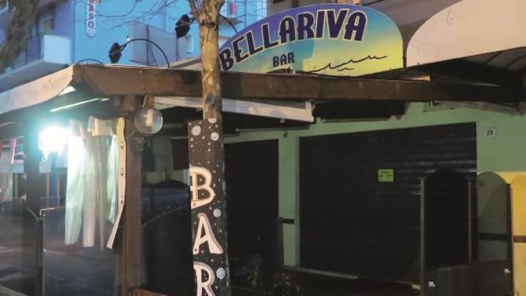 Da un bar di Rimini lancio di bottiglie contro gli agenti: il questore chiude il locale