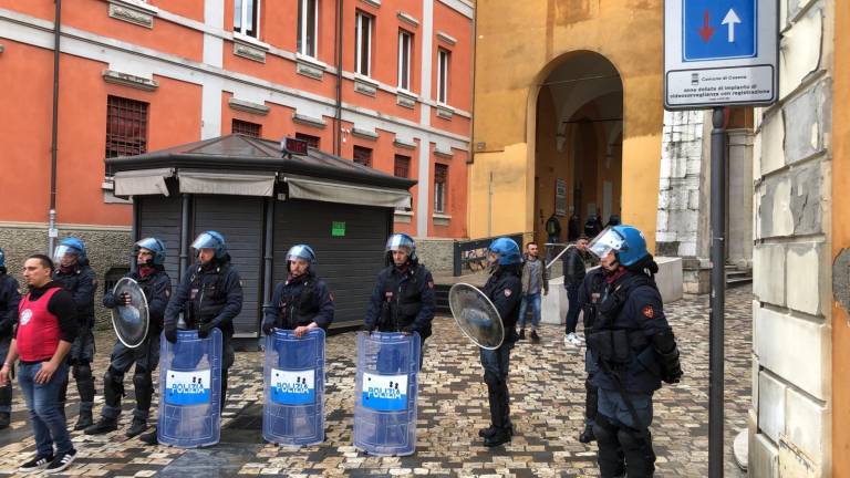 Ultradestra e antifascisti in piazza in una Cesena blindata come Milano