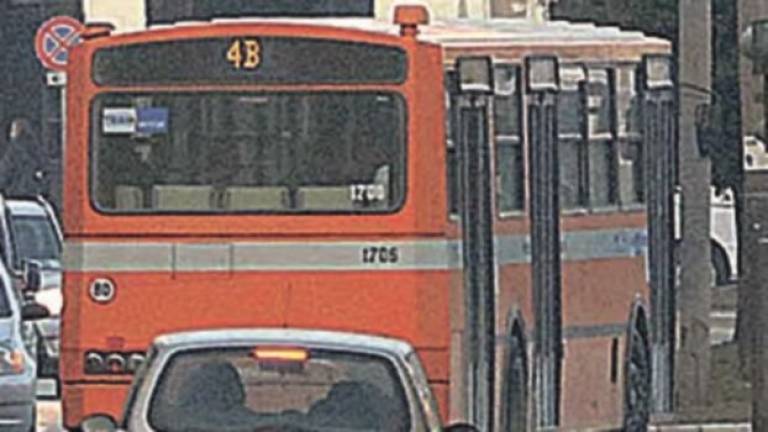 Rimini, aggressione sul bus di borseggiatori nomadi per aver messo in guardia i passeggeri