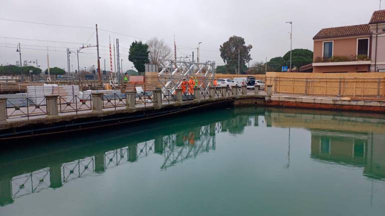Cesenatico, al Ponte del Gatto si realizza il passaggio provvisorio per le utenze