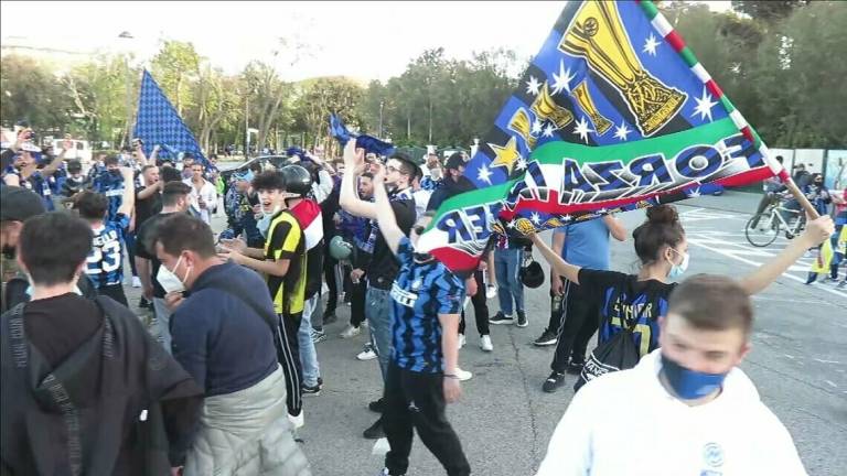 Rimini, i tifosi dell'Inter in festa davanti al Grand Hotel