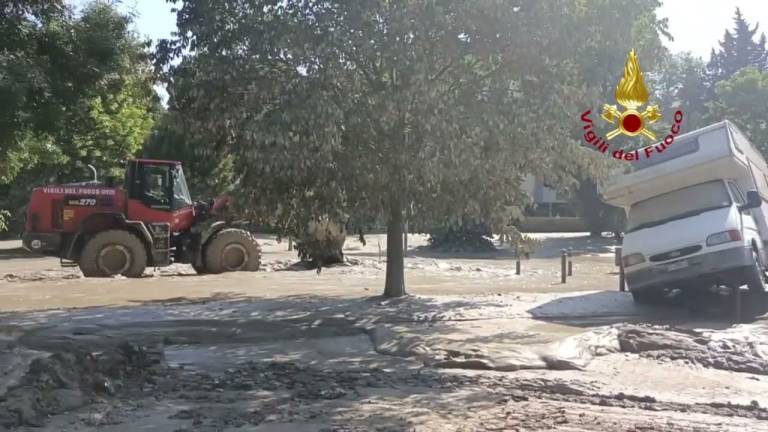 Forlì, i Vigili del Fuoco al lavoro per rimuovere il fango VIDEO