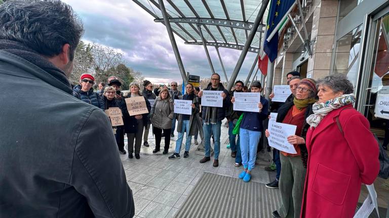 Cesena, flash mob di solidarietà per i medici delle Malattie Infettive di Ravenna VIDEO