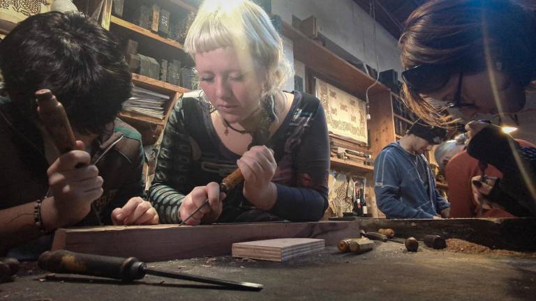 Gambettola, la Stamperia Pascucci si trasforma in scuola: “Le idee dei giovani diventano una tovaglia o un arazzo” - Gallery