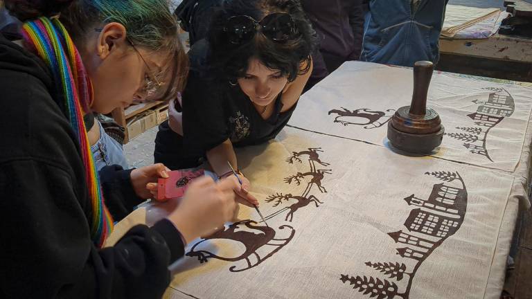 Gambettola, la Stamperia Pascucci si trasforma in scuola: “Le idee dei giovani diventano una tovaglia o un arazzo” - Gallery
