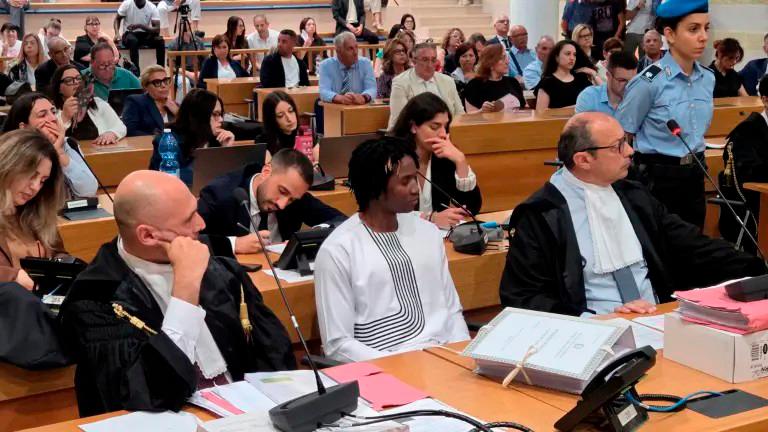 Louis Dassilva insieme ai suoi legali durante il processo (foto Migliorini)