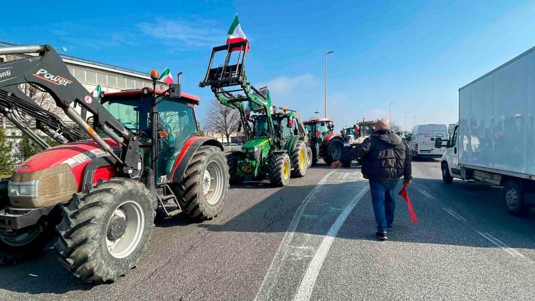 Cesena, protesta dei trattori: una ventina di agricoltori si uniscono a Pievesestina alla carovana diretta a Roma