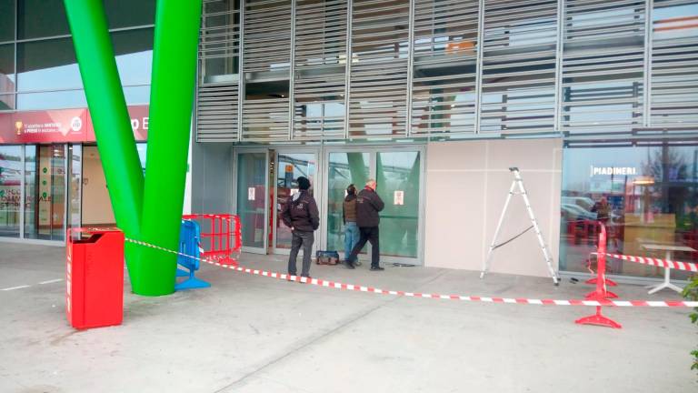 L’ingresso attaccato dai ladri la scorsa notte (foto Fiorentini)