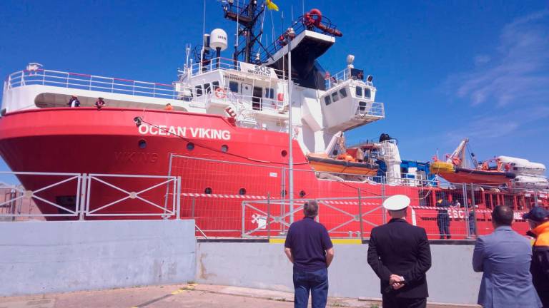 Ravenna, è arrivata la Ocean Viking con 130 migranti, a bordo anche una persona morta dopo i soccorsi in mare aperto VIDEO GALLERY