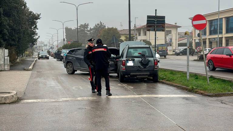 Savignano, incidente: malore alla guida, rischia di travolgere una passante e si schianta contro le auto parcheggiate VIDEO GALLERY