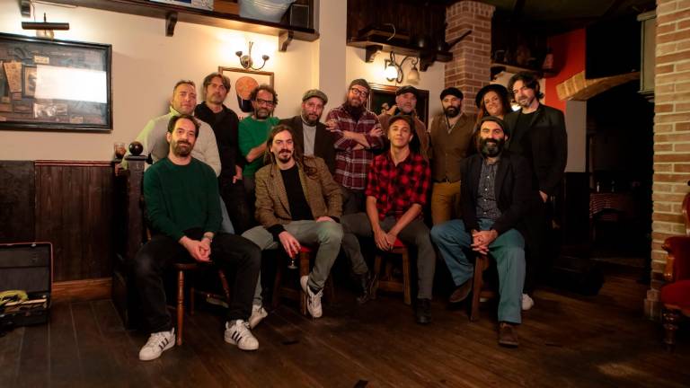 Un gruppo di amici riminesi canta un omaggio a Shane MacGowan e la moglie del cantante dei Pogues rilancia il video