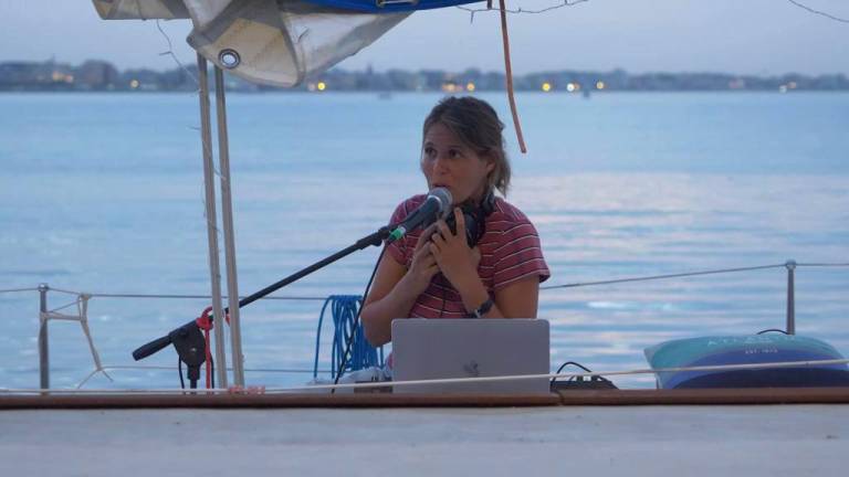 Musica, storie e tradizione in barca: l’idea di Sara del carillon navigante