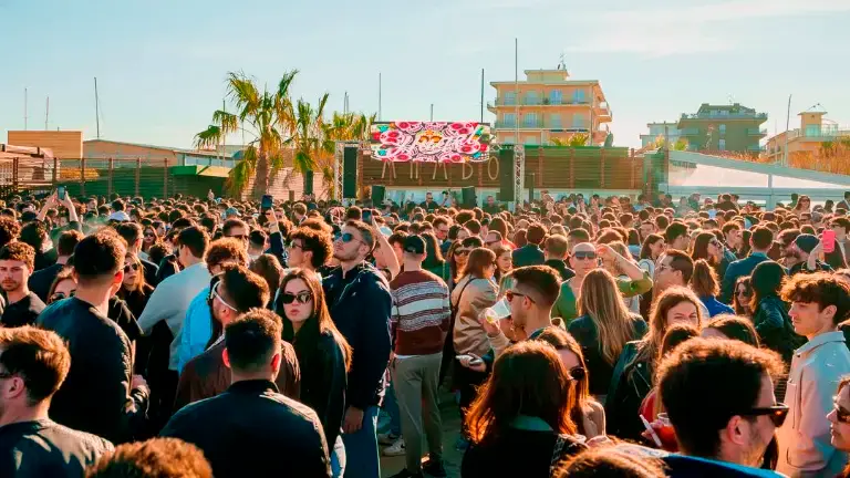 Milano Marittima, il caso dell’addio del Mambo al bagno Le Saline. L’Ascom: “La discoteca in spiaggia non è più tollerabile”