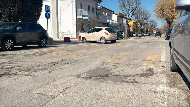 Cesena, strada devastata: sos per i pericoli, lavori di sistemazione alle porte
