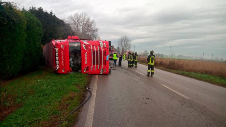 Il camion ribaltatato (Foto Massimo Fiorentini)