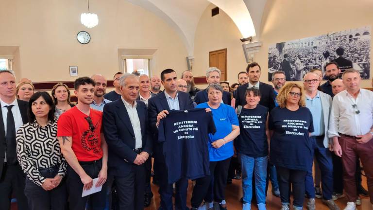 Il presidente della Regione Emilia-Romagna Michele de Pascale oggi a Forlì insieme ai dipendenti della Electrolux con il sindaco di Forlì Gian Luca Zattini