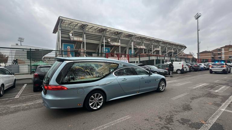Cesena, fumogeni dietro la curva Mare in omaggio a Giulio Benedetti VIDEO GALLERY