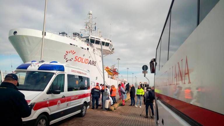 Ravenna accoglie la nave Ong Solidaire con 120 migranti soccorsi