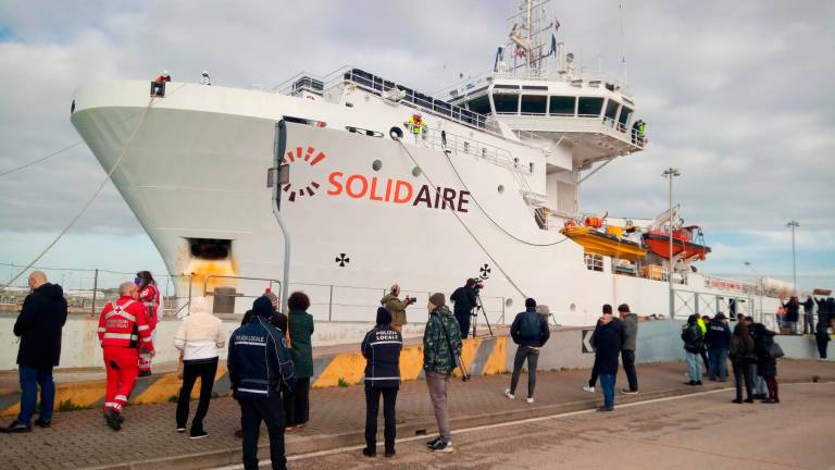 Ravenna accoglie la nave Ong Solidaire con 120 migranti soccorsi