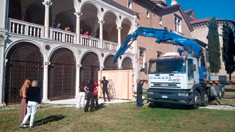 Ravenna, mostra su Chagall: le delicate operazioni per fare entrare due grandi mosaici al Mar VIDEO