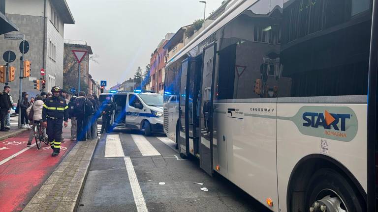 Cesena, investito dal bus, resta incastrato: giovane miracolosamente salvo VIDEO GALLERY