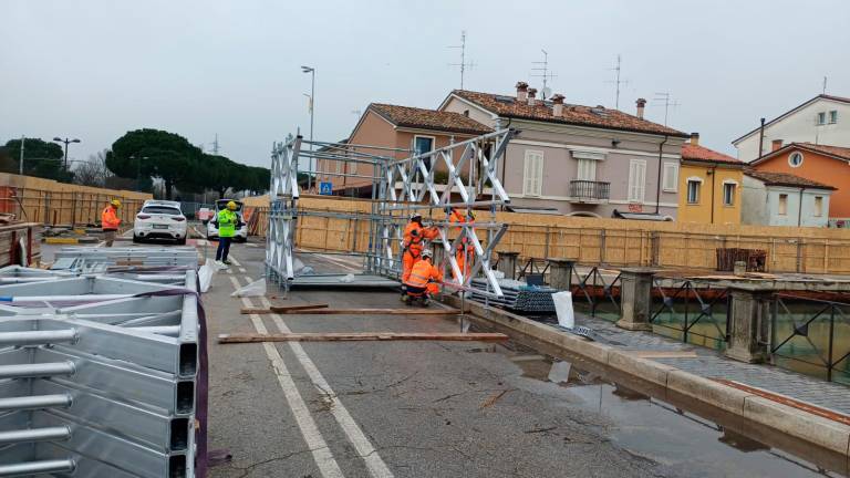 Cesenatico, al Ponte del Gatto si realizza il passaggio provvisorio per le utenze