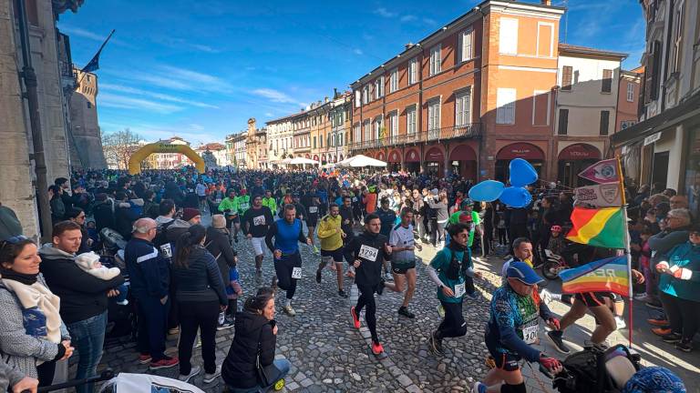 La partenza in una piazza del Popolo strapiena