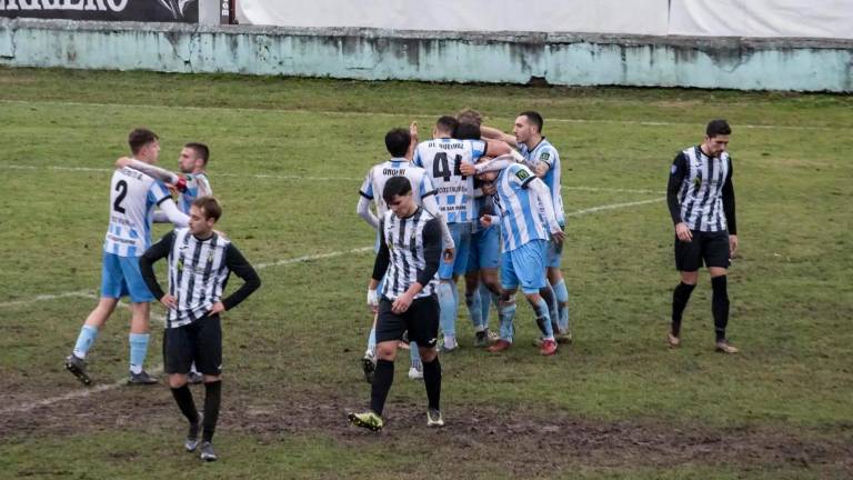 I giocatori del San Marino, compreso Matteo Onofri, festeggiano il successo in casa del Fanfulla