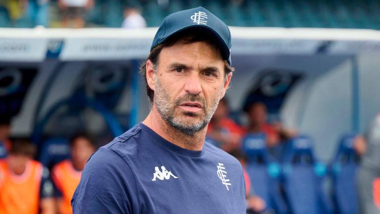 Guido Pagliuca è stato a Cesena per più di 24 ore e poi, quando si pensava che all’accordo avrebbe fatto seguito la firma, è tornato a Cecina in quanto la famiglia Aiello non è convinta e ha ripreso a spingere per Ashley Cole