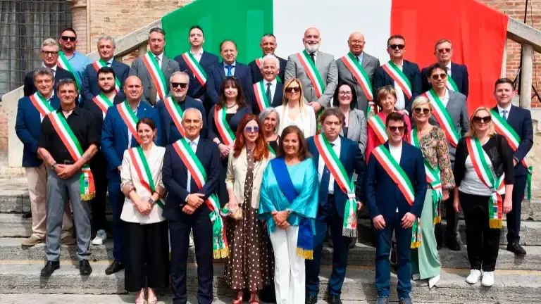 Il sindaco di Pennabilli Mauro Giannini (a sinistra) in camicia nera