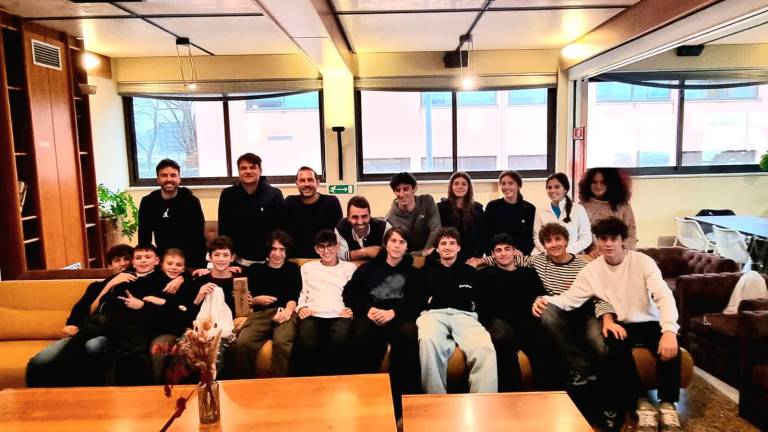 Foto di gruppo con lo staff tecnico e gli allievi della scuola del Tennis Club Ippodromo di Cesena