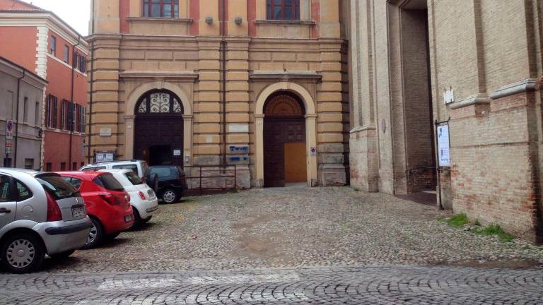 Piazzetta Don Ravaglia. dove da fine 2023 è stato collocato il dormitorio