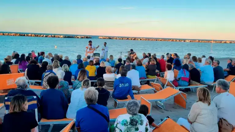 Igea Marina, don Marco e il successo delle messe all’alba in spiaggia: “Ogni estate almeno 3mila persone”