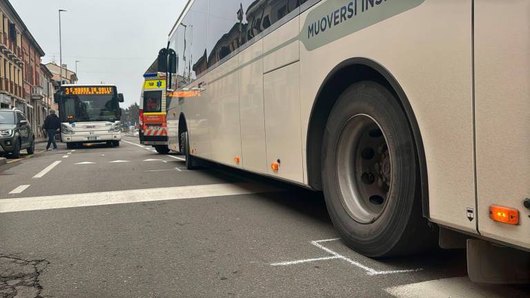 Cesena, investito dal bus, resta incastrato: giovane miracolosamente salvo VIDEO GALLERY