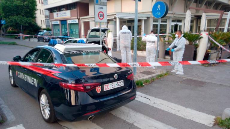 L’intervento delle forze dell’ordine sul posto (foto Massimo Fiorentini)