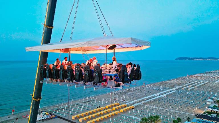 Riccione, torna “Dinner in the Sky”: la cena a 50 metri di altezza