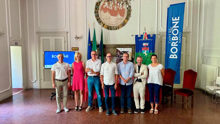 Foto di gruppo al termine della presentazione del Gp Caffè Borbone che si correrà il 22 agosto